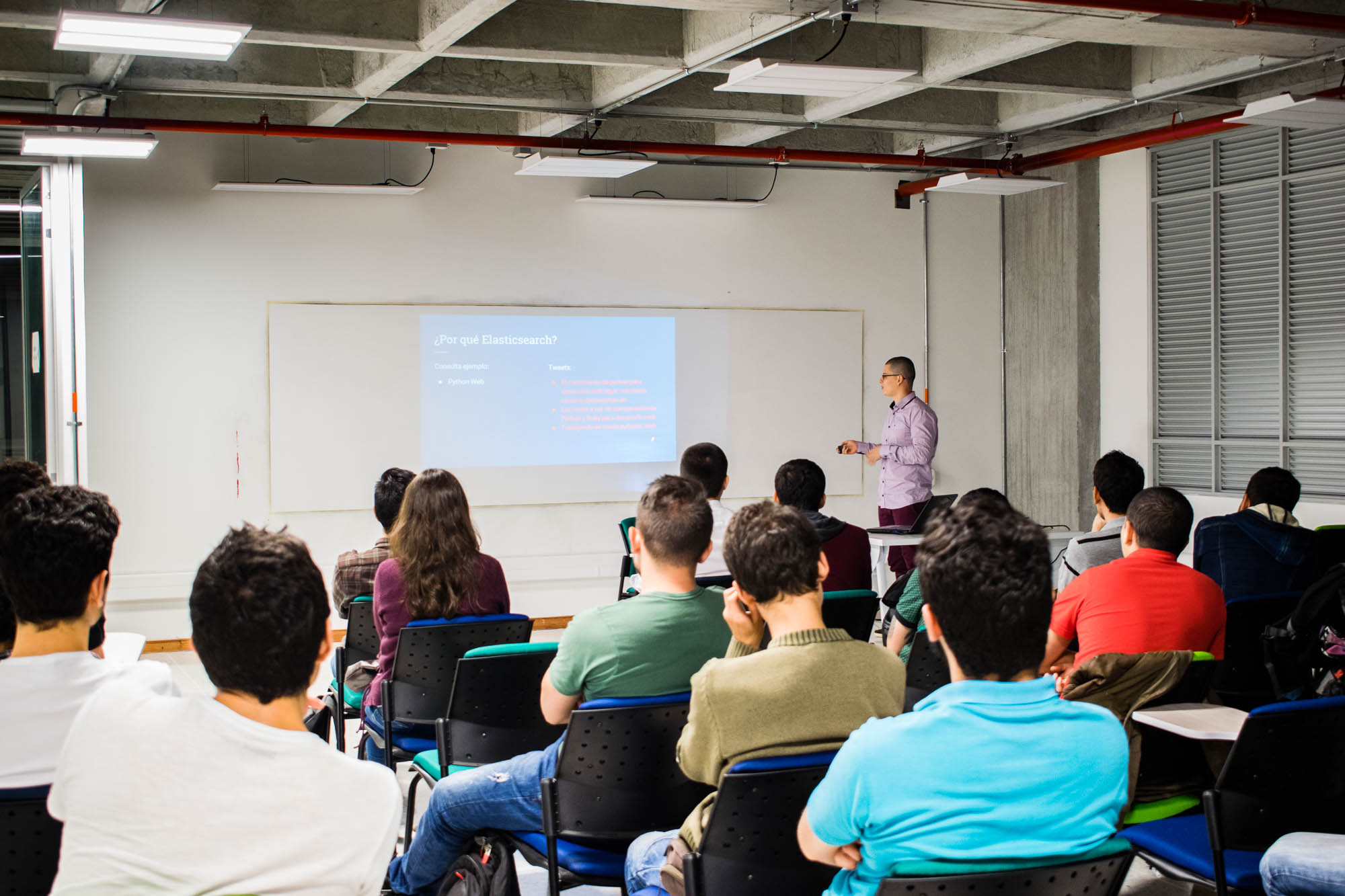 Asistentes en el salón de la UTP durante el meetup de diciembre de 2017