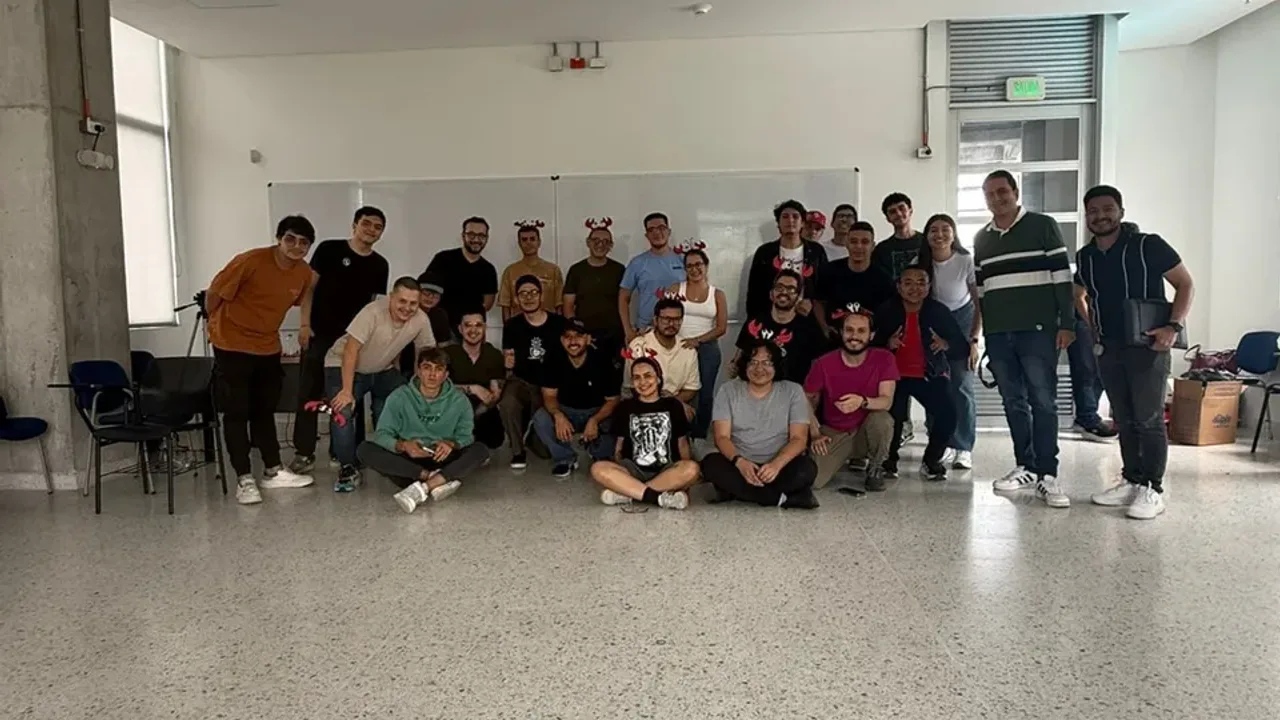 Foto grupal de asistentes y presentadores del meetup OpenClaw Moltys en el salón de la UTP