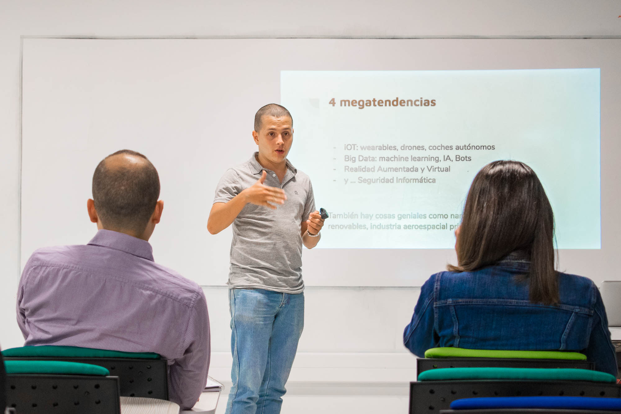Asistentes en el salón 15C-204 de la UTP durante el meetup de noviembre de 2017