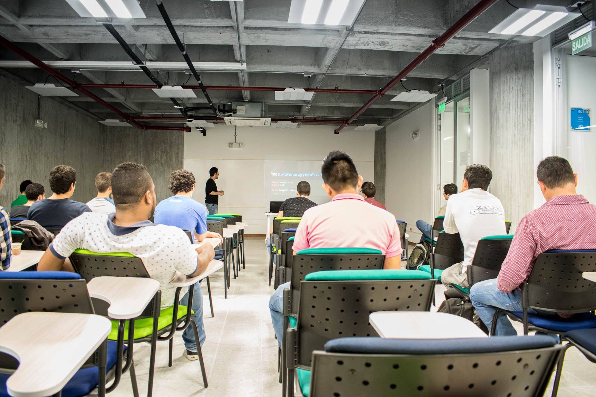 Asistentes en el salón 15C-S108 de la UTP durante el meetup de octubre de 2017