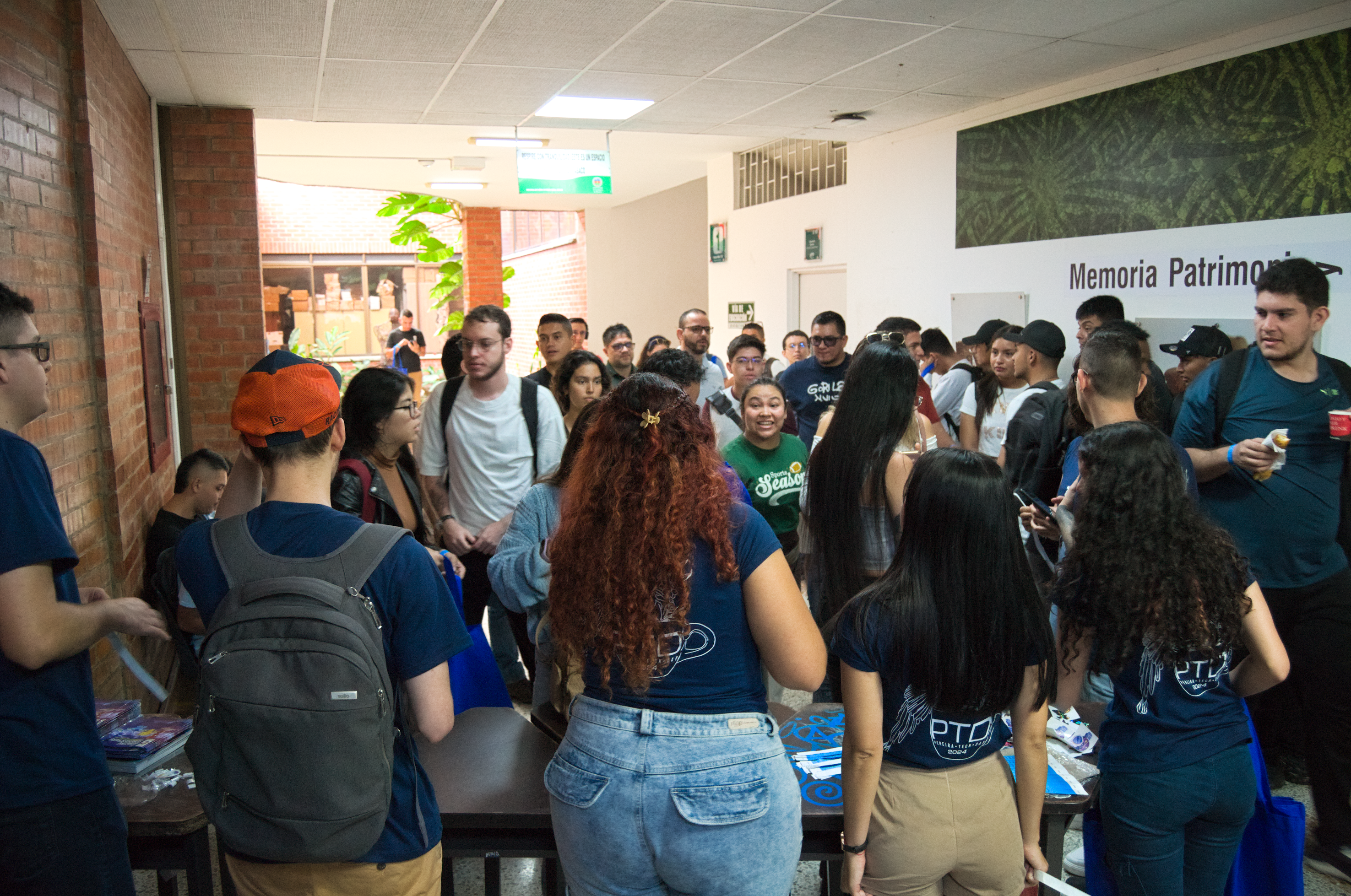 Asistentes llegando y registrándose en la recepción