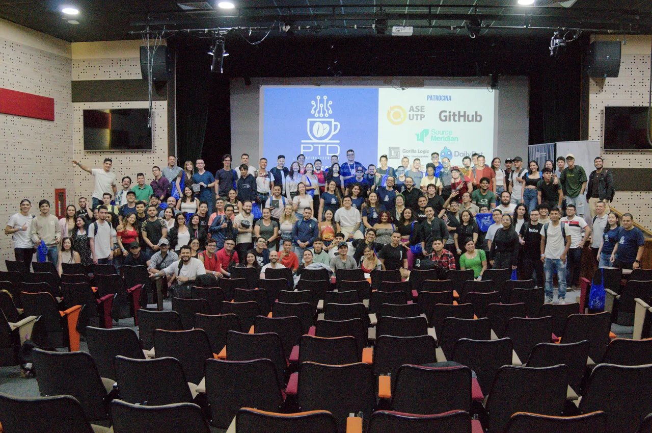 Foto grupal de asistentes de Pereira Tech Day en el escenario de la UTP